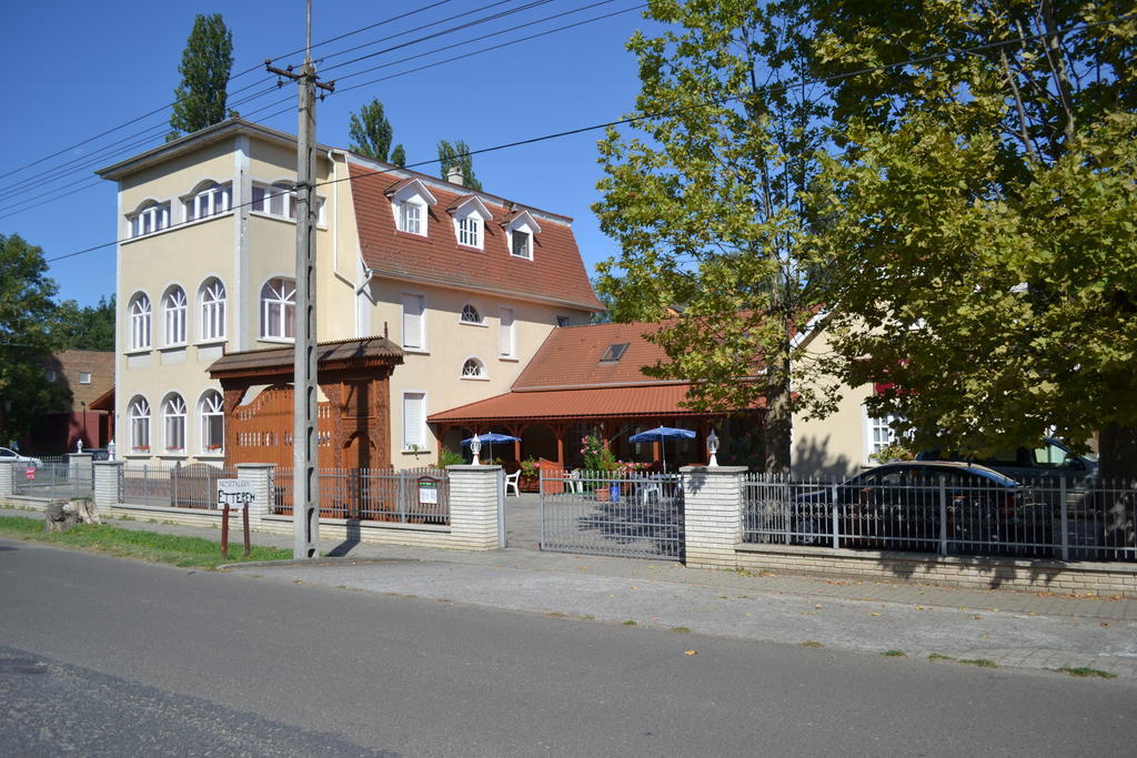 Nosztalgia Hotel Balatonszarszo Eksteriør billede